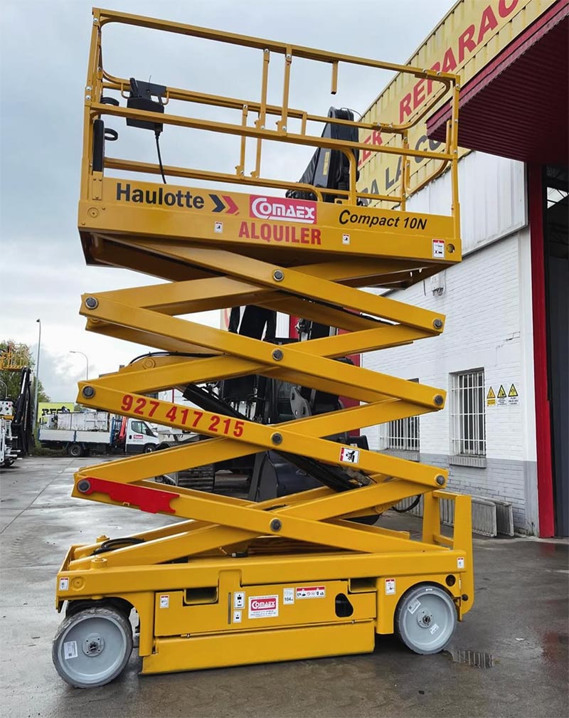 Mantenimiento y revisión de plataforma elevadora en entorno industrial